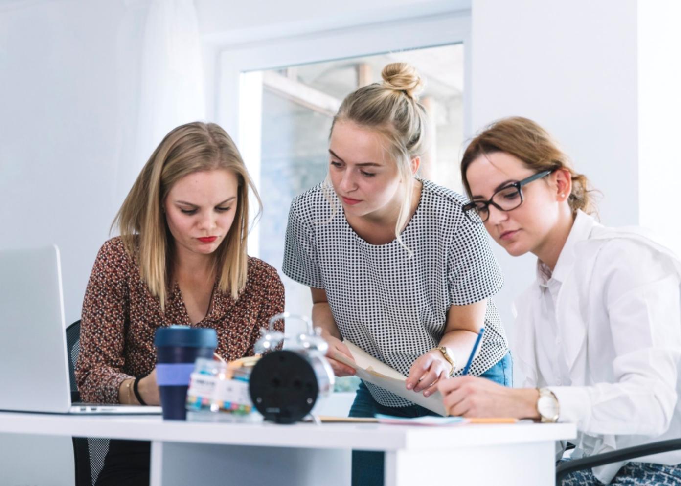 Investigadores analizando datos de aprendizaje en laboratorio universitario